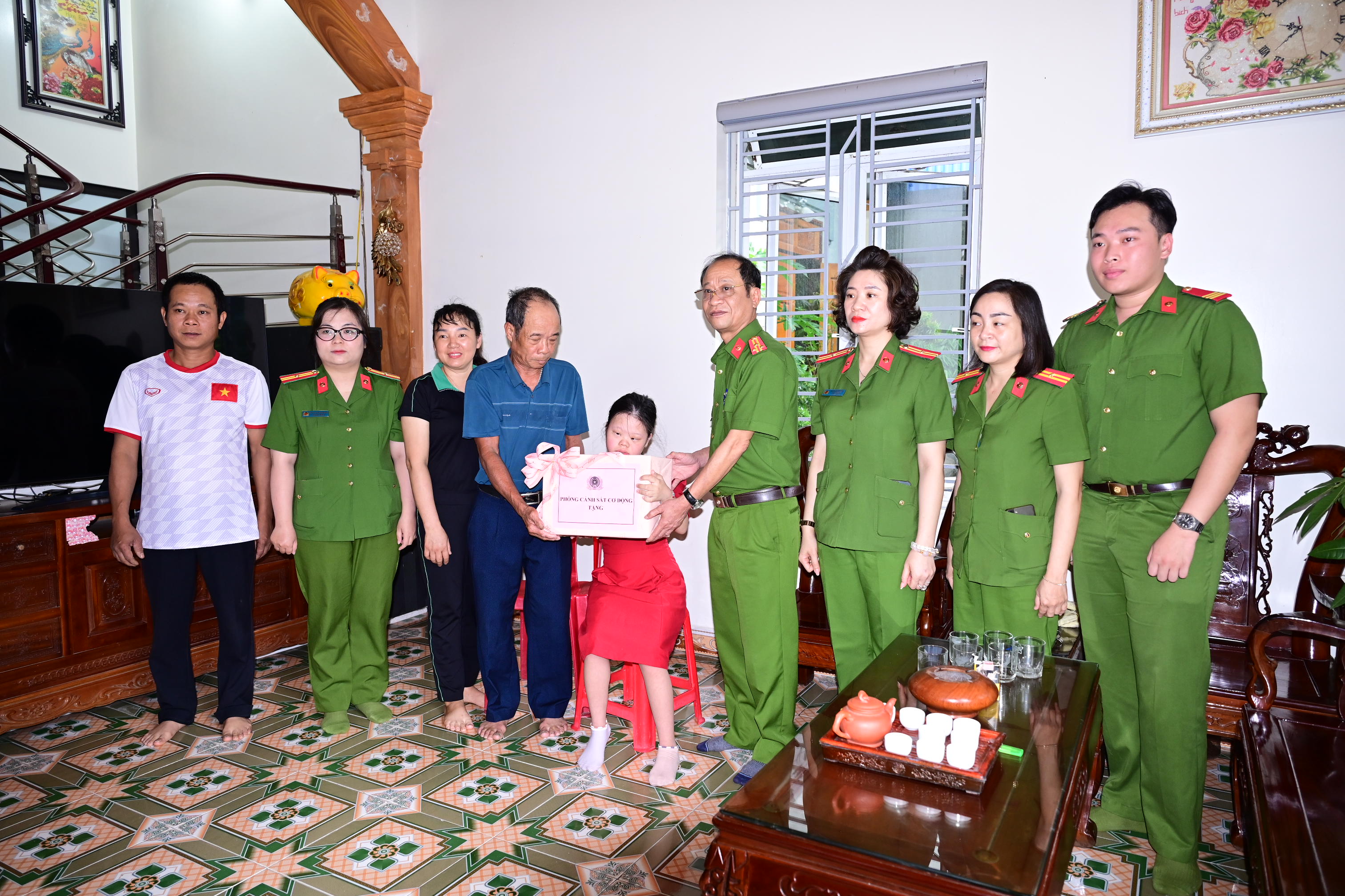Phòng Cảnh sát Cơ động - CATP: Thăm hỏi, tặng quà nhân viên lao động hợp đồng có hoàn cảnh khó khăn